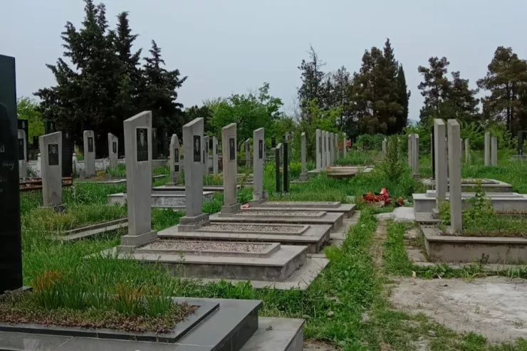 Tovuzda qadın ərinin ildönümündə qəbri üstündə  öldü