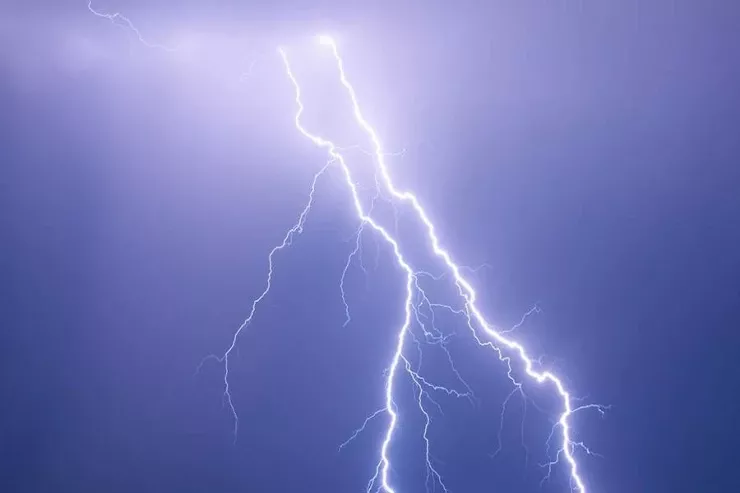 Üç qızı evdə ildırım vurub  öldürdü