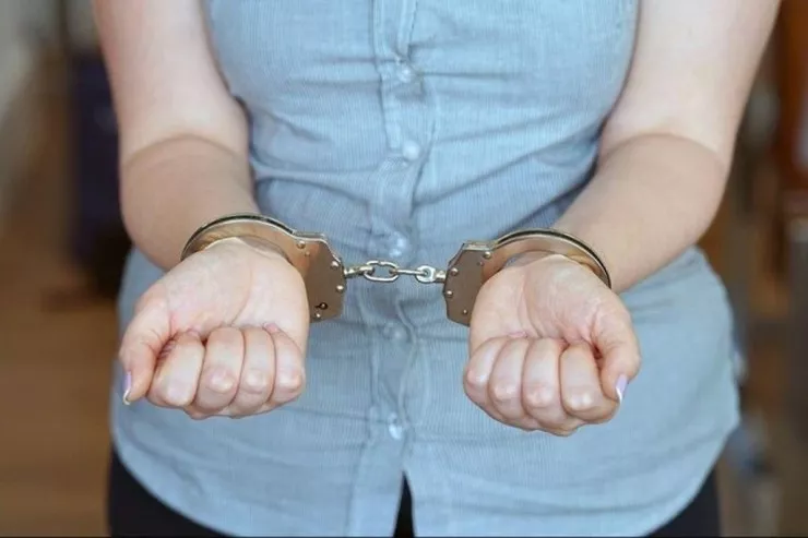Sumqayıtda çəkiliş zamanı jurnalistləri söyən  ana və qızı SAXLANILDI 