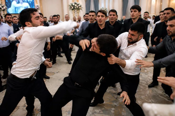 Goranboyda TOYDA DAVA:  12 yaşlı qıza sataşdı,  qardaşını döydülər
