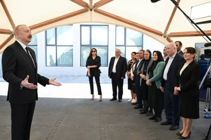 Prezident və xanımı Şükürbəyliyə köçən sakinlərlə görüşdülər  - YENİLƏNİB 