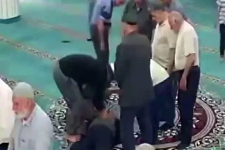 Məcsiddə ürəyi tutdu,  molla köməyinə  çatdı