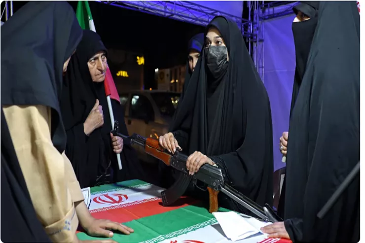 İranda qadınlara atəş açmağı  öyrədirlər – Hamı silahı tanımalıdır -FOTOLENT 