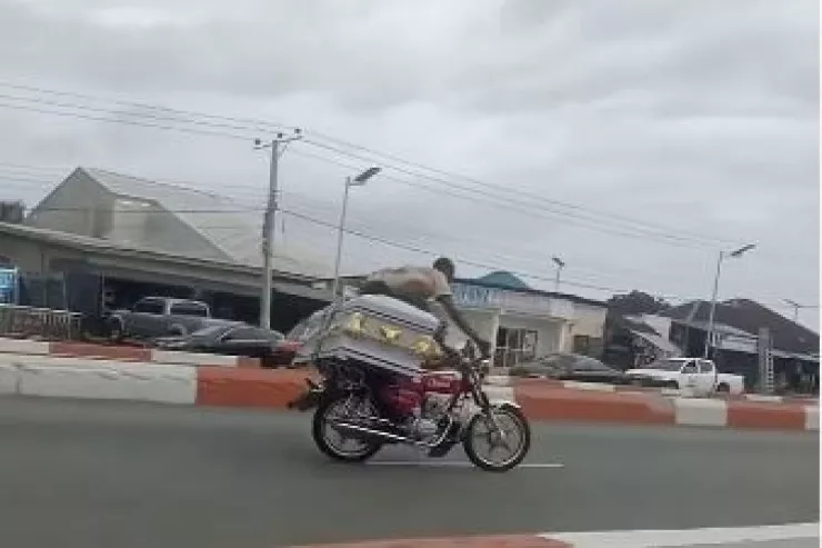Dostunun tabutunu motosikletlə daşıdı - ŞOK VİDEO 