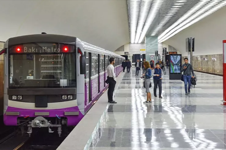 Doluya görə hamı metroya axışdı, qatarlar gecikdi 
