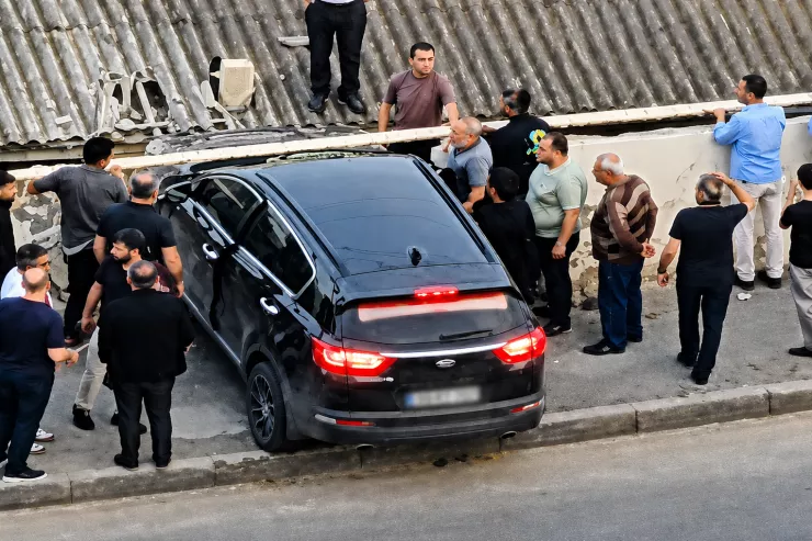 Bakıda qəribə qəza:  "cip" evin damına çırpıldı - VİDEO 