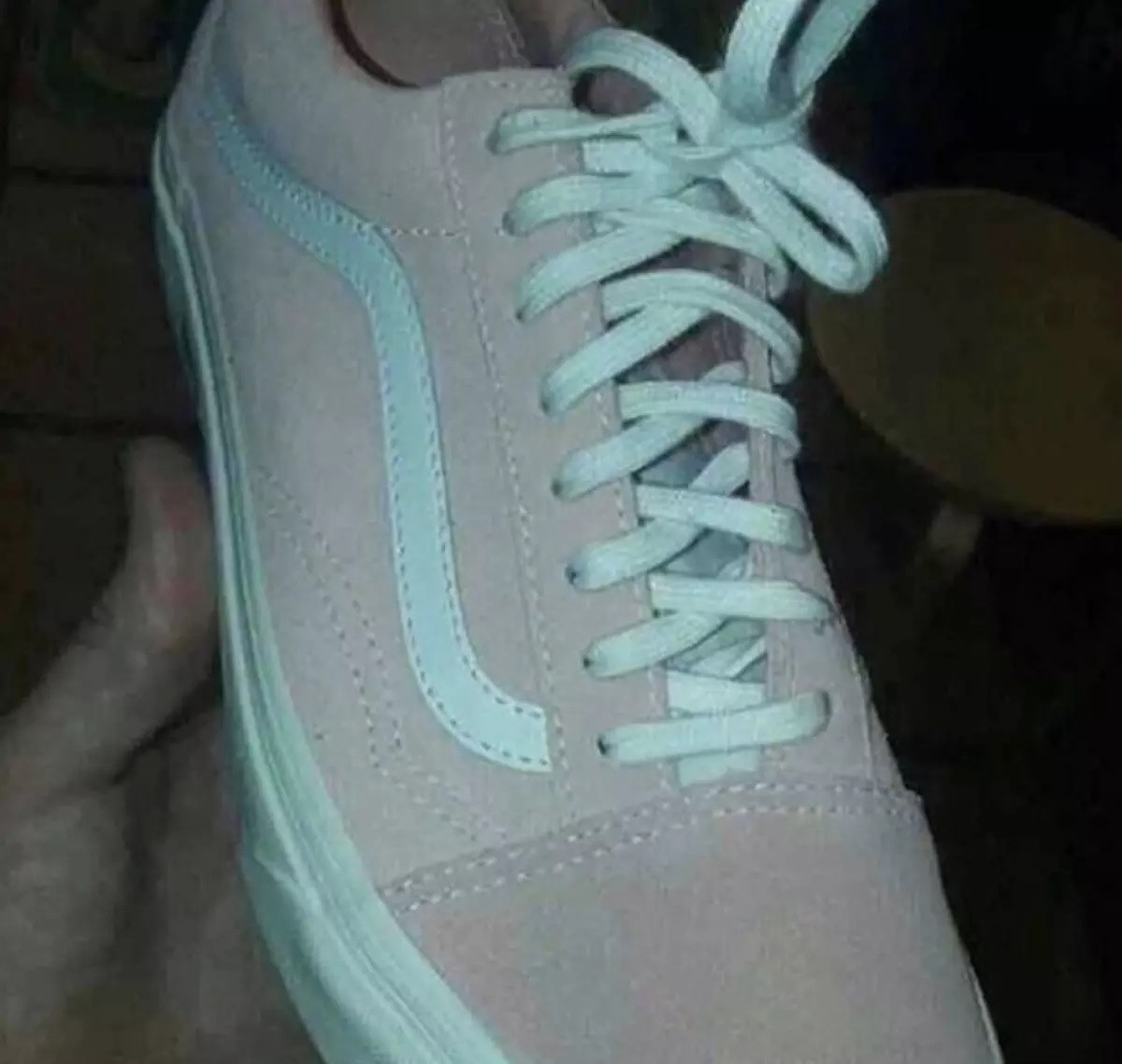 Şəkildə gördüyünüz ayaqqabı hansı rəngdədir?